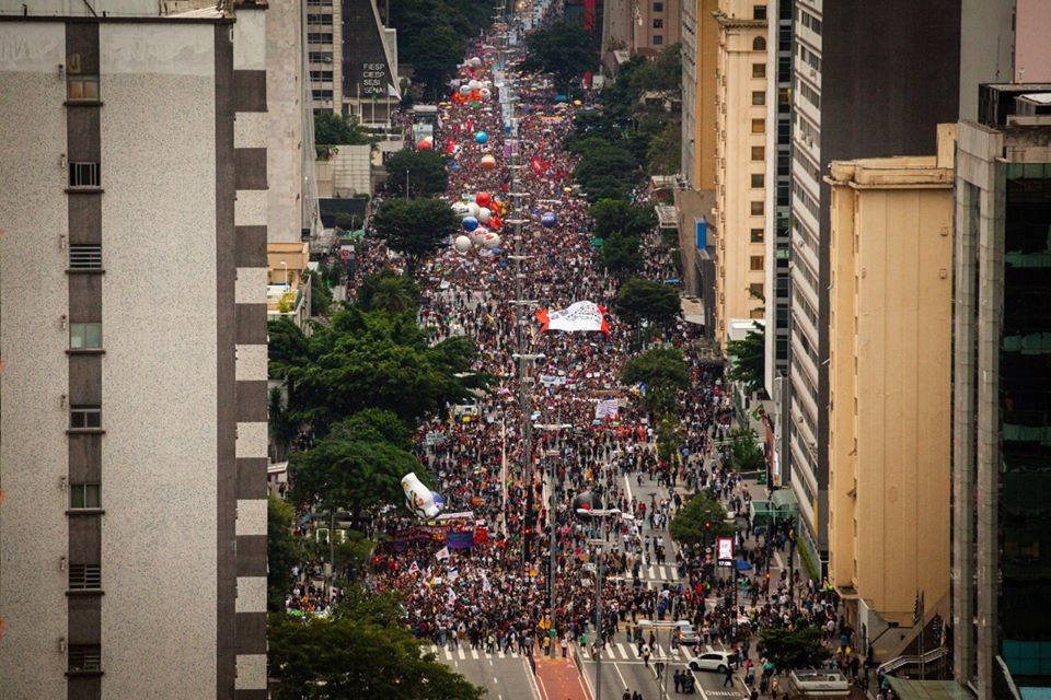 Bolsonaro ataca as liberdades democráticas, acaba com os direitos e entrega o país. Tomar as ruas contra Bolsonaro e Mourão. #ForaBolsonaro/Mourão